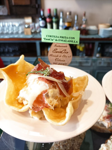 Corteza frita con ensaladilla