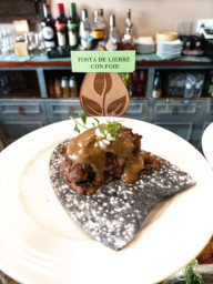 Tosta de liebre con foie
